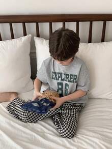 DAZY Conjunto de pijama con top de manga corta con estampado de letras y pantalones a cuadros para niño pequeño - Gris - Ver 4