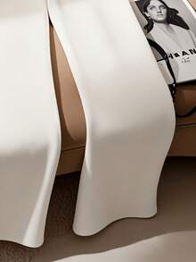 SHEIN Tall 女士春夏新款通勤风白色优雅直筒西装裤。采用光滑挺括的西装面料，高腰设计，前中褶裥，阔腿廓形，打造流畅修身效果。适合办公室通勤、商务会议或半正式场合。这款百搭单品兼具白色西装裤、高腰阔腿裤和垂坠修身裤的特点。 - 白色 - 查看 4