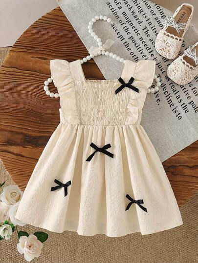 SHEIN Vintaside Kids 1 chiếc đầm bé gái kiểu dáng thường ngày, thời trang, chất liệu dày dặn, cổ vuông, màu trơn, thiết kế nhún bèo phía trước, tay bồng, điểm nhấn nơ xinh xắn, kiểu dáng cơ bản, mềm mại, tối giản, đa năng, phù hợp cho mùa xuân/hè, đi học, du lịch, nghỉ lễ và mặc hàng ngày.