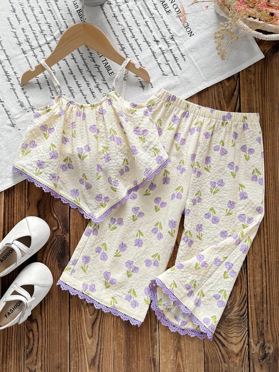 SHEIN LMoss Kids 女婴可爱甜美碎花印花吊带背心，荷叶边装饰，搭配松紧腰短裤套装，休闲舒适，适合夏季度假 - 紫色 - 查看 1