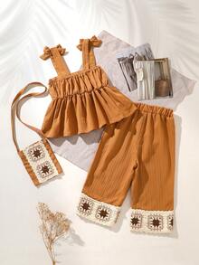 SHEIN Playful Pals 3件套女婴春夏休闲乡村度假可爱甜美钩针花卉图案吊带背心、直筒裤、钩针编织包套装 - 棕色 - 查看 2