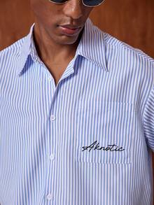 AKNOTIC 男士条纹字母印花口袋休闲通勤短袖衬衫 - 藍白色 - 查看 8