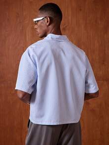 AKNOTIC 男士条纹字母印花口袋休闲通勤短袖衬衫 - 藍白色 - 查看 3