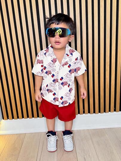 Bubblio Bộ 2 món cho bé trai, gồm áo sơ mi ngắn tay và quần short cạp chun in hình cờ và pháo hoa nhiều màu sắc, thích hợp cho mùa xuân/hè, vui chơi ngoài trời.