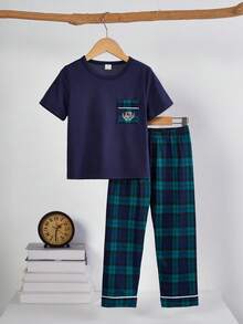 SHEIN Genkimix Kids Bộ đồ mặc nhà thoải mái cho bé trai gồm áo tay ngắn và quần kẻ caro thời trang dễ thương, áo in chữ và quần dài kẻ caro. - Màu xanh hải quân - Xem 3