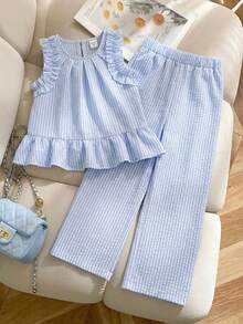 SHEIN Completo da 2 pezzi per bambine con top senza maniche a righe blu con volant e orlo a volant, abbinato a pantaloni casual a gamba dritta a righe blu. Adatto per vacanze, scuola, casa e altre occasioni - Blu - Visualizzare 6