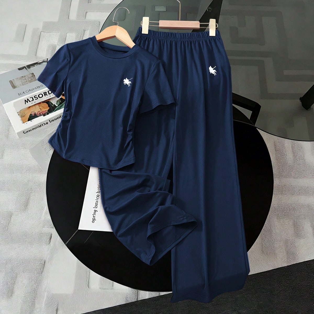 Conjunto casual diario de niña preadolescente con camiseta de cuello redondo de manga corta con estampado de caballero y pantalones de pierna ancha