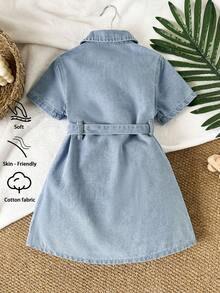 SHEIN Vintaside Kids 女童休闲可爱牛仔连衣裙，夏季轻薄新款，中度水洗蓝，休闲甜美街头时尚度假风设计，百搭简约，耳饰腰带，腰部口袋，扭结纽扣前襟，宽松A字裙摆，短袖，无弹力牛仔连衣裙，柔软舒适的棉质牛仔面料，适合日常外出、聚会、上学通勤等场合，2026夏季新款 - 中等水洗藍 - 查看 3