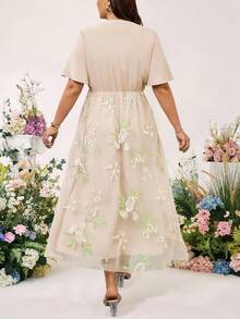 Cravure 大码花卉刺绣V领荷叶边优雅短袖连衣裙 - 杏色 - 查看 2