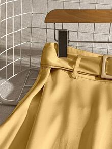 SHEIN LUNE Falda A-Line con decoración de cinturón de metal con acabado de satén elegante para mujer - Amarillo - Ver 3