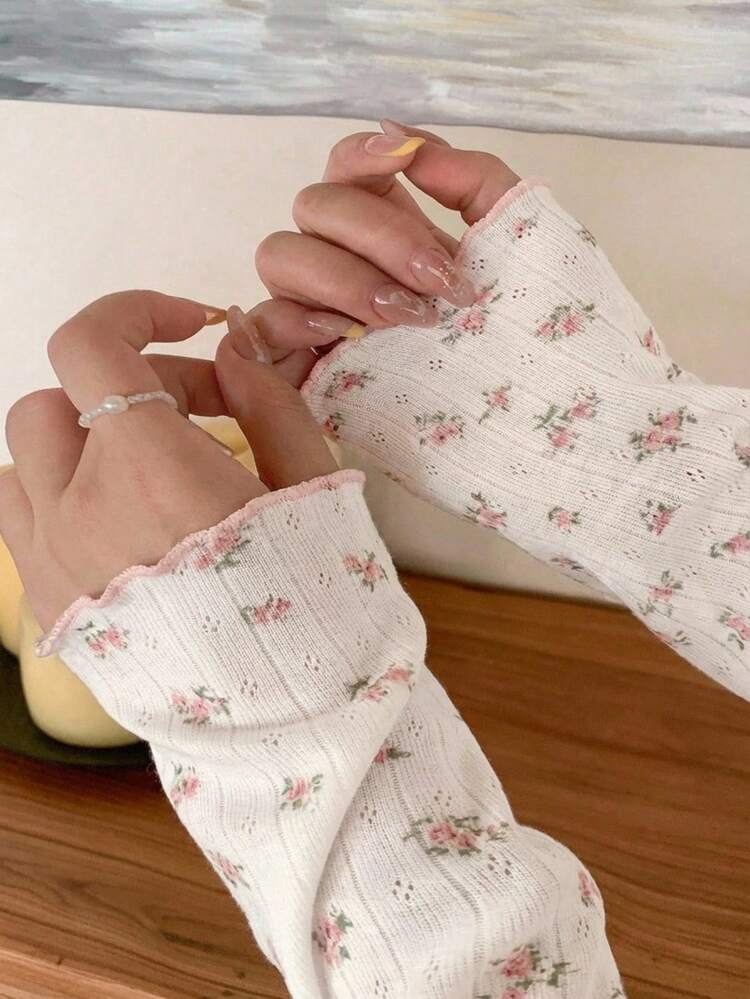 Dazy Plus Plus Size White Round Neck Fitted Long Sleeve T-Shirt With Floral Patchwork And Contrast Color Summer