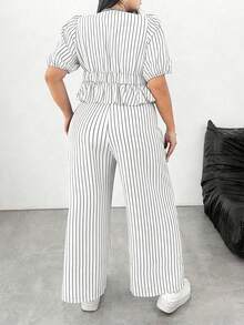 PETITE Conjunto de 2 piezas de talla grande con top corto de manga corta con cuello en V y nudo delantero + pantalones casuales a juego con rayas, ideal para vacaciones - Blanco - Ver 2
