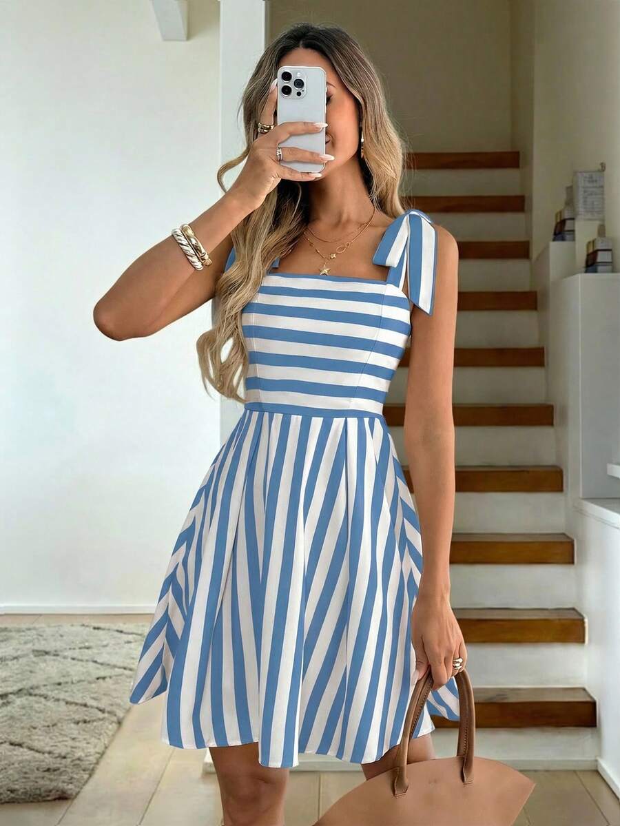 SHEIN LUNE 女士休闲条纹吊带迷你连衣裙 女装连衣裙 女士条纹连衣裙 方领连衣裙 女士吊带裙 女士夏季连衣裙 可爱连衣裙 女士夏季连衣裙 女式连衣裙 - 藍白色 - 查看 1