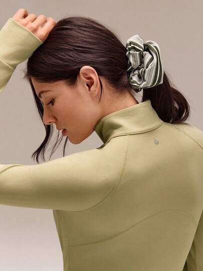 GLOWMODE FeatherFit™ Chouchou de studio avec logo réfléchissant, en tissu doux et extensible qui absorbe la transpiration. Idéal pour la gym, l'entraînement, le yoga et le port quotidien