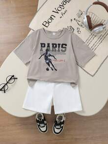 SHEIN Bộ đồ thể thao thường ngày 2 món cho bé trai, gồm áo thun ngắn tay rộng rãi và quần short có dây rút, in chữ "PARIS" và họa tiết bóng đá, thoải mái và đơn giản, thích hợp cho hoạt động thể thao ngoài trời mùa hè. - Xám - Xem 2