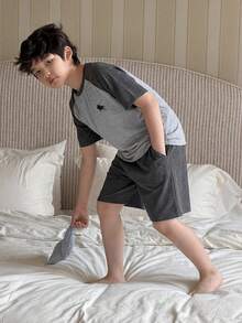 SHEIN 两件套男童休闲插肩袖圆领骑士图案T恤和格子短裤睡衣套装 - 灰色 - 查看 3