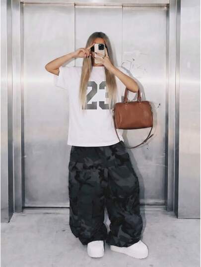 Savoree Koszulka Anewsta w kolorze białym, z okrągłym dekoltem i krótkim rękawem, idealna na wiosenne i letnie wakacje