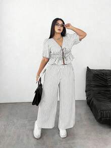 PETITE Conjunto de 2 piezas de talla grande con top corto de manga corta con cuello en V y nudo delantero + pantalones casuales a juego con rayas, ideal para vacaciones - Blanco - Ver 7