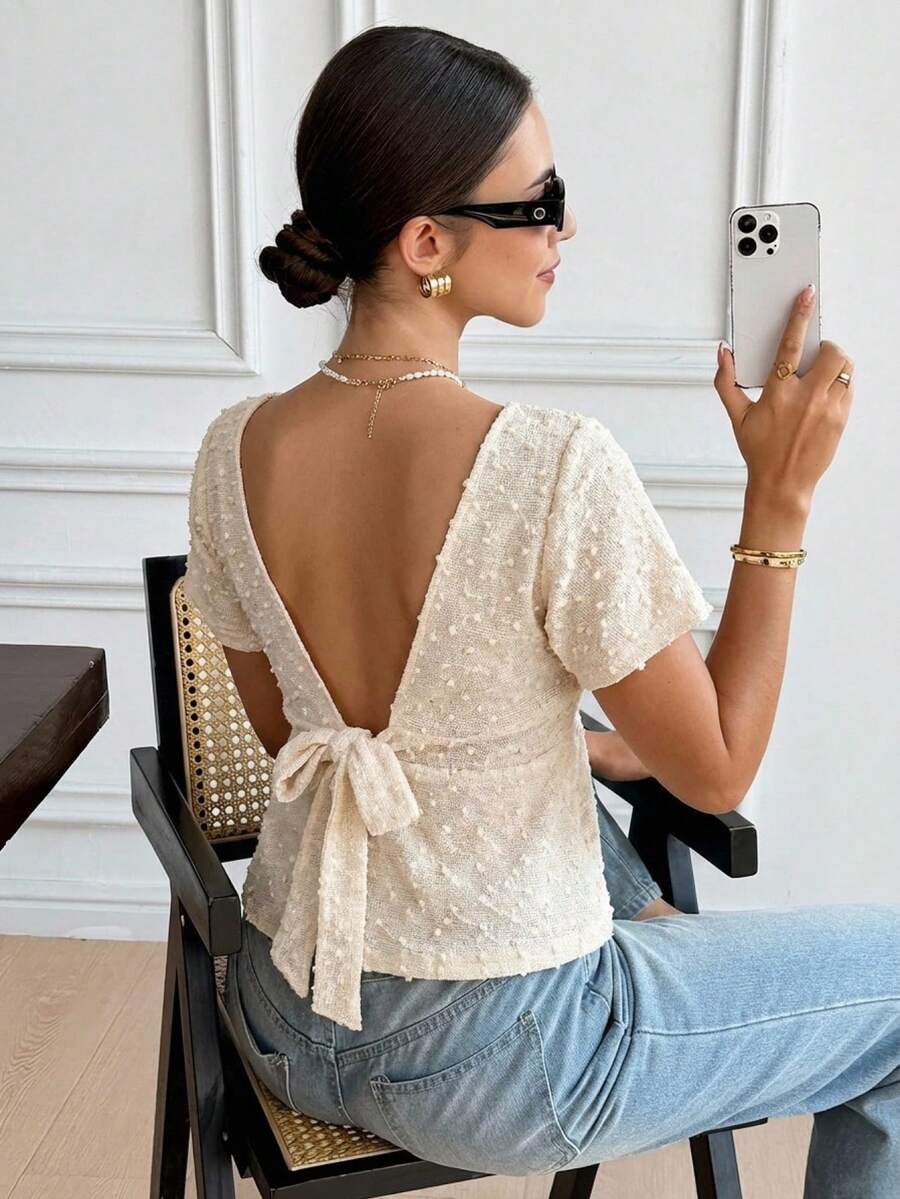 Serisse 女士度假休闲纯色露背系带T恤，米色纹理露背系带泡泡袖上衣，精致圆点图案，适合夏季约会、郊游、朋友聚会、工作场合、海滩度假、派对等各种场合，是夏季露背系带上衣的理想之选。 - 杏色 - 查看 1