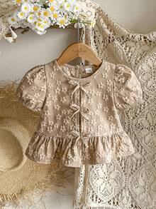 SHEIN Vintaside Kids 女婴衬衫，采用独特的印花面料，乡村度假风格，可爱时尚，适合春夏穿着，带有蝴蝶结装饰。 - 杏色 - 查看 10