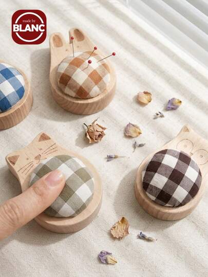 Madebyblanc مجموعة وسادات إبرة الخياطة، تشمل 100 قطعة من إبر الخياطة، قاعدة خشبية، حيوانات كرتونية، للحياكة والخياطة والتطريز والأقمشة والخياطة والحرف اليدوية DIY، النواة الوسادية مملوءة بمواد عالية المرونة، يمكن استخدامها لفترة طويلة دون تشوه بسهولة. دبابيس التثبيت مقاومة للصدأ والتآكل، مناسبة للاستخدام طويل الأمد، إضافة مميزة للحياة المنزلية (منتجات الخشب مصنوعة من مواد طبيعية، وقد تختلف حبوبها وألوانها. يرجى الرجوع إلى المنتج الفعلي)