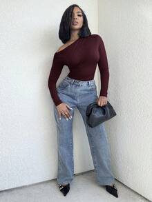 Alexandranx Body femme à manches longues avec épaule asymétrique et froncée, couleur unie - Bordeaux - Voir 4