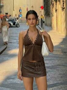 Aloruh 女士新款纯棕色性感露背短款上衣，麂皮材质，撞色拼接，适合音乐节和波西米亚风穿搭，春夏皆宜。这款上衣是女士夏季服装、夏季度假穿搭、夏季上衣、棕色吊带背心、深棕色上衣、棕色夏季上衣等多种风格的必备单品。此外，它还适合波西米亚风、摇滚音乐节、摇滚风等各种场合。 - 棕色 - 查看 10