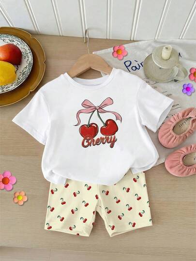 可爱复古迷你樱桃印花，奶油白，女婴休闲简约圆领宽松短袖T恤和修身骑行短裤套装，适合春夏、返校季、返校服装、2000年代风格、Y2K、休闲夏日、度假风女婴樱桃服装，幼儿女童夏季套装，女婴夏季幼儿樱桃衬衫两件套，幼儿女童樱桃套装