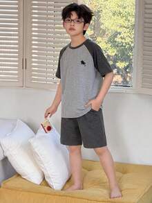 SHEIN 两件套男童休闲插肩袖圆领骑士图案T恤和格子短裤睡衣套装 - 灰色 - 查看 1