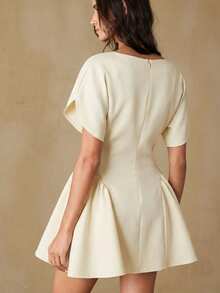 Revavyn Đầm chữ A tay phồng ngắn màu đen, thiết kế rộng rãi và thoải mái, phong cách tối giản hiện đại, chất vải dày dặn và cứng cáp, tạo dáng thon gọn. Từ khóa: Đầm tay phồng, chân váy chữ A, phong cách tối giản, dáng rộng rãi, mặc hàng ngày, tay áo phồng, đầm đen, chất liệu thoải mái, thời trang và đa năng. - Vàng nhạt - Xem 2