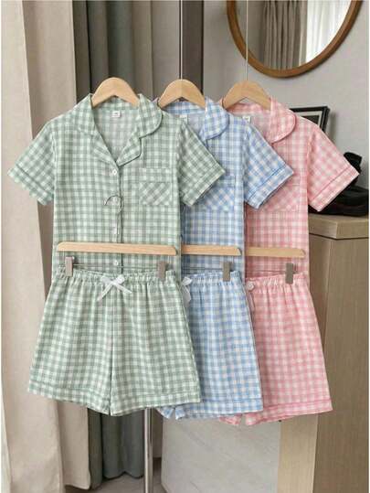 三件套女学生睡衣套装：短袖翻领开衫，配套短裤，腰部饰有蝴蝶结，舒适休闲，适合春夏穿着。