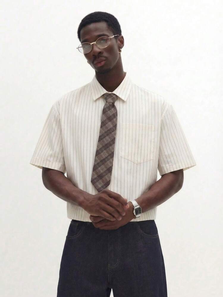 가슴 포켓이 있는 반팔 핀스트라이프 셔츠
