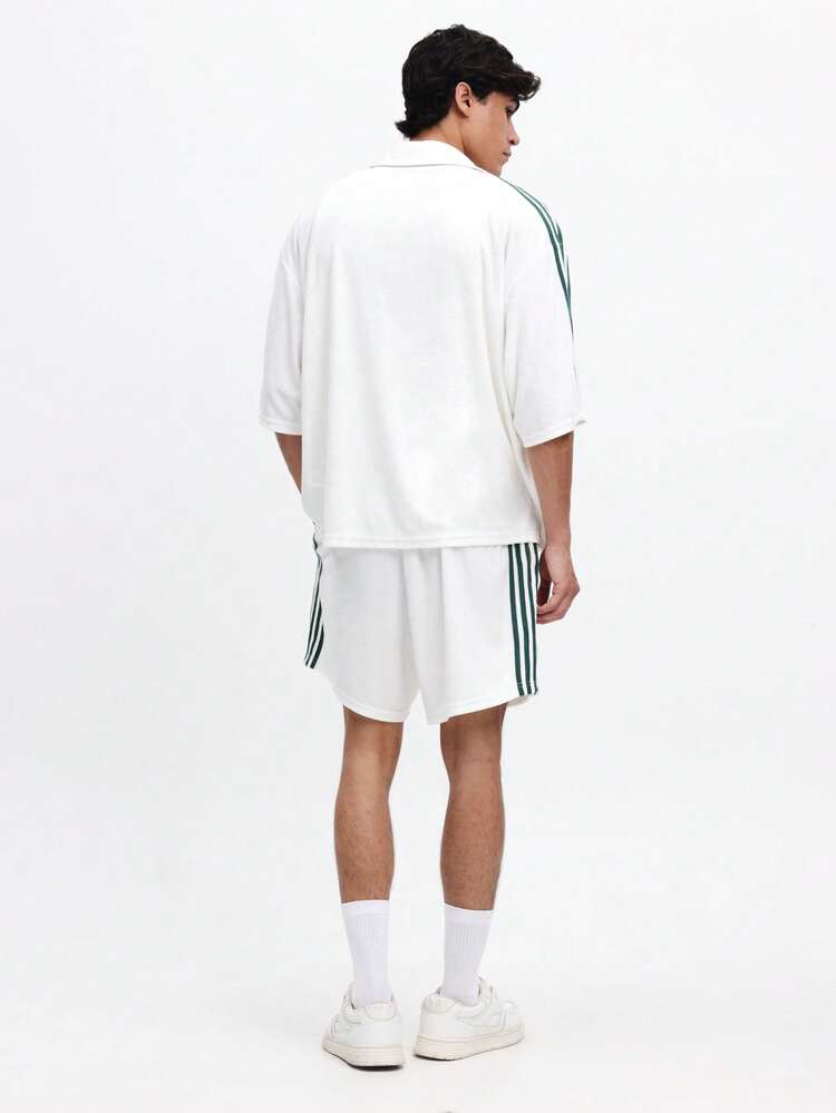 Conjunto de camisa de manga corta con botones y pantalones cortos para hombre con detalles de rayas verdes