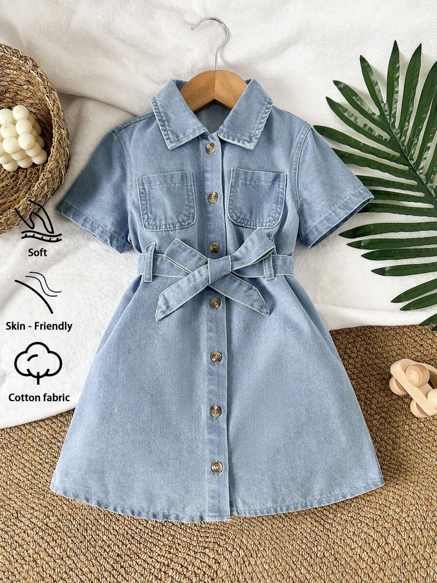 SHEIN Vintaside Kids 女童休闲可爱牛仔连衣裙，夏季轻薄新款，中度水洗蓝，休闲甜美街头时尚度假风设计，百搭简约，耳饰腰带，腰部口袋，扭结纽扣前襟，宽松A字裙摆，短袖，无弹力牛仔连衣裙，柔软舒适的棉质牛仔面料，适合日常外出、聚会、上学通勤等场合，2026夏季新款
