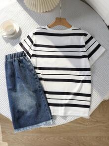Mirajuku Bộ đồ thể thao đường phố cho bé trai tuổi teen gồm áo thun trắng tay ngắn dáng rộng in chữ đen và quần short denim ống đứng dáng rộng màu xanh nhạt bạc màu, chất liệu mềm mại và thoải mái, thích hợp mặc hàng ngày. - Màu xanh lam - Xem 2
