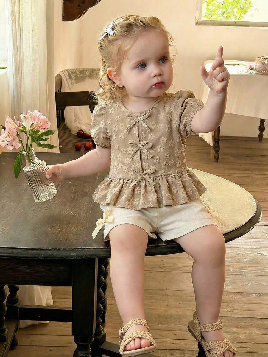 SHEIN Vintaside Kids 女婴衬衫,采用独特的印花面料,乡村度假风格,可爱时尚,适合春夏穿着,带有蝴蝶结装饰。 - 杏色 - 查看 1