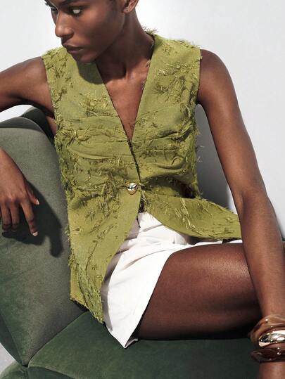 Aveloria Modichic Áo vest nữ không tay cổ chữ V màu xanh ô liu, cài một nút trang trí, xếp ly 3D, chất liệu tua rua, dáng ôm, vải mềm mại, phong cách tối giản hiện đại, phù hợp cho đi làm, các buổi gặp gỡ thời trang, triển lãm nghệ thuật, các dịp kinh doanh nhẹ nhàng, hẹn hò buổi tối, tôn lên cá tính và sự tinh tế. Vải jacquard tua rua, trang trí nút, thiết kế thắt eo, áo vest nữ ôm dáng đa năng.