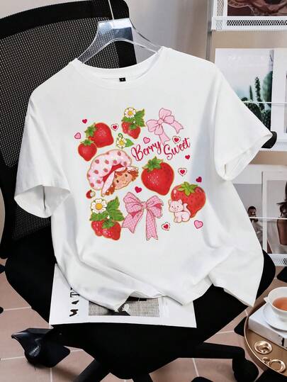 Strawberry Shortcake X SHEIN Kadınlar için Günlük Kullanıma Uygun Çizgi Film Desenli Fiyonk ve Çilek Baskılı Yazlık Tişört