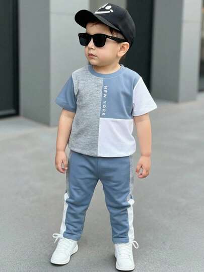 SHEIN Bubblio Conjunto de top de manga corta de cuello redondo y pantalones casuales minimalistas para niños pequeños, diseño clásico y fresco de bloques de color y estampado gráfico, con texto icónico de la ciudad de Nueva York