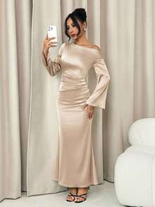 SHEIN PETITE 简约高品质塔夫绸不对称领口褶皱喇叭袖及地鱼尾裙，适合情人节、婚礼等场合穿着。 - 香檳色 - 查看 1