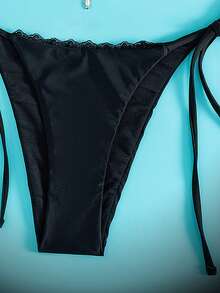ROMWE Bộ bikini 2 mảnh phong cách Gothic gợi cảm, đa năng, mang hơi hướng bí ẩn và sang trọng, làm từ vải dệt kim màu đen, viền ren, cổ yếm, cúp ngực tam giác và điểm nhấn là mặt dây chuyền hình thánh giá, kết hợp với quần bơi buộc dây bên hông cùng màu, thích hợp cho các kỳ nghỉ, tiệc tùng và nghỉ xuân. - màu đen - Xem 10