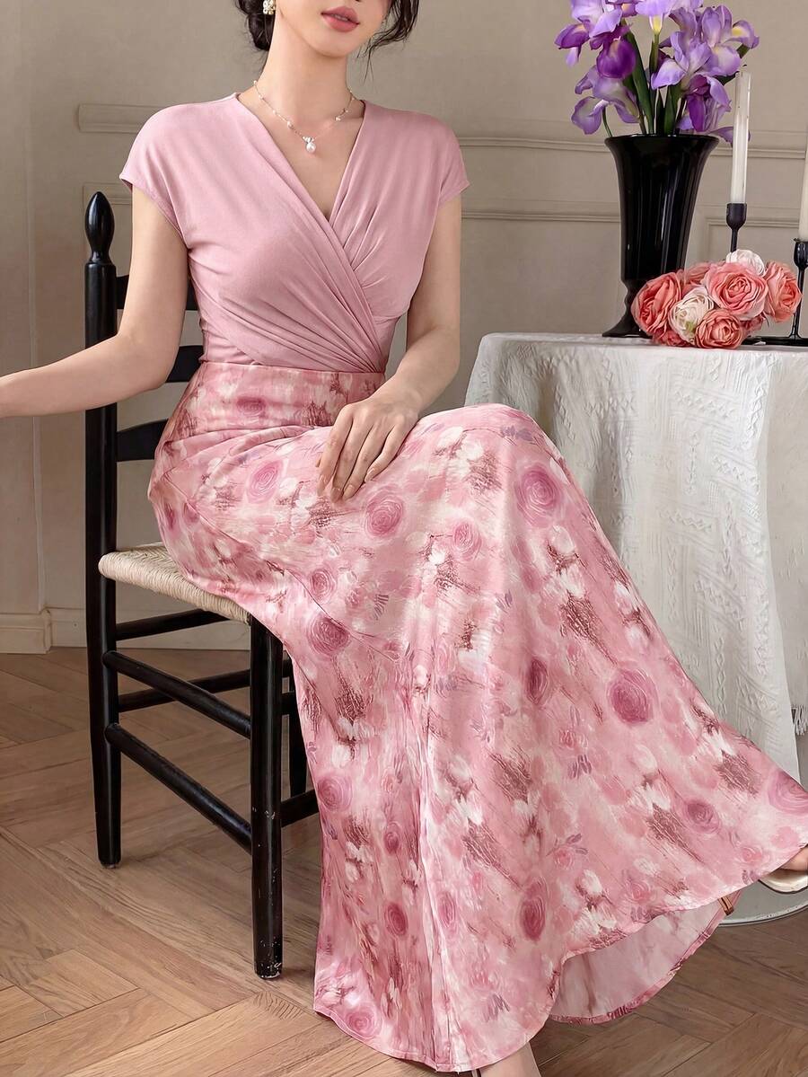 Celisse 粉色交叉领T恤和缎面印花裙两件套，优雅女装 - 粉色 - 查看 1