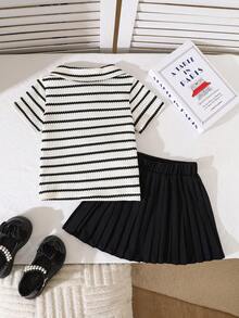 SHEIN 女童春夏休闲时尚新款T恤套装。黑色和米色条纹华夫格针织面料，白色纽扣半开领翻领短袖T恤上衣，搭配黑色纯色百褶裙，两件套。 - 黑與白 - 查看 2