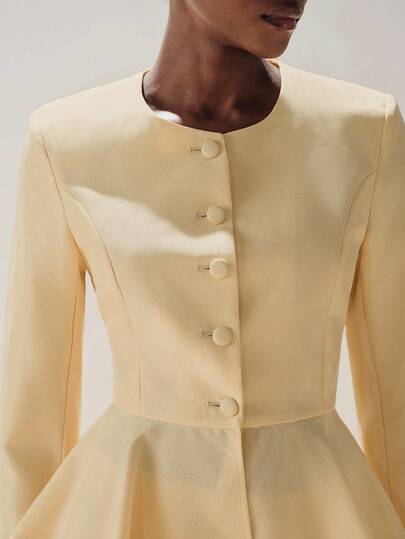 Aveloria Modichic 浅黄色套装，立领或无领设计，圆扣门襟，荷叶边腰身，长袖，直筒裤，修身剪裁，面料柔软，简约优雅的办公风格，适合工作场所、通勤、商务会议和正式场合，质地细腻顺滑，凸显干练优雅的女性魅力，兼具舒适与专业性。女士荷叶边领长袖西装外套搭配直筒裤套装