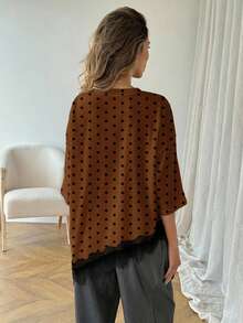 SHEIN LUNE 女士休闲纯色时尚波点不对称下摆蕾丝拼接T恤，百搭日常穿着，春夏休闲上衣，适合度假、夏季、春季、春假及各种场合，包括沙滩装、休闲衬衫、外套和夏季上衣。 - 彩色 - 查看 5