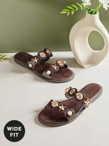 SHUZIA Damen Weit geschnittene minimalistische, bequeme und strapazierfähige Slip-On Flach-Sandalen mit Metalldekorationen - Kaffeebraun - Übersicht 1
