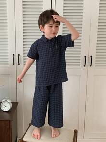 DAZY 小男孩極簡短袖上衣與格紋長褲居家休閒套裝，夏季 - 藍色 - 查看 3