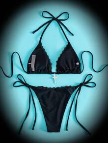 ROMWE Bộ bikini 2 mảnh phong cách Gothic gợi cảm, đa năng, mang hơi hướng bí ẩn và sang trọng, làm từ vải dệt kim màu đen, viền ren, cổ yếm, cúp ngực tam giác và điểm nhấn là mặt dây chuyền hình thánh giá, kết hợp với quần bơi buộc dây bên hông cùng màu, thích hợp cho các kỳ nghỉ, tiệc tùng và nghỉ xuân. - màu đen - Xem 7
