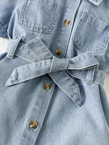 SHEIN Vintaside Kids 女童休闲可爱牛仔连衣裙，夏季轻薄新款，中度水洗蓝，休闲甜美街头时尚度假风设计，百搭简约，耳饰腰带，腰部口袋，扭结纽扣前襟，宽松A字裙摆，短袖，无弹力牛仔连衣裙，柔软舒适的棉质牛仔面料，适合日常外出、聚会、上学通勤等场合，2026夏季新款 - 中等水洗藍 - 查看 4