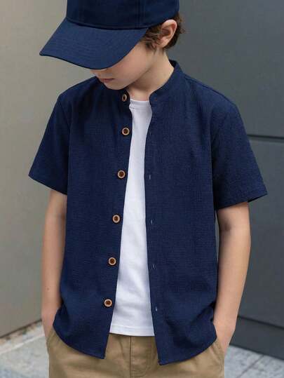 Camisa casual de manga corta de un solo pecho de unicolor para niños preadolescentes, de tela texturizada, cómoda y de moda, versátil para uso diario, escuela, viajes, playa y fiestas